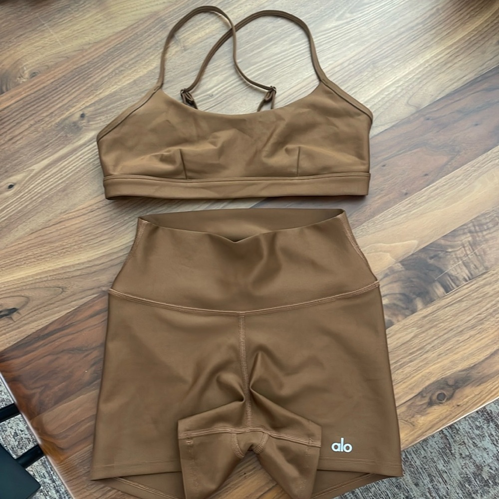 Alo cinnamon brown set. Airlift intrigue bra. 3 inch Airlift energy shorts.